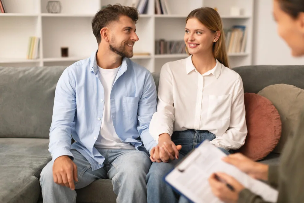 How a Therapist for Couples Fixes Communication